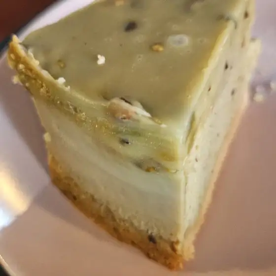 Sernik pistacjowy